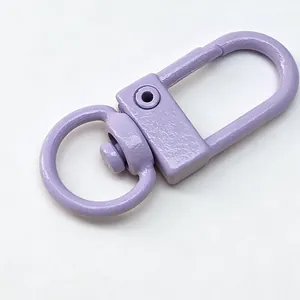 Vue macro d'un fermoir mousqueton en alliage de zinc violet pour accessoires de bricolage
