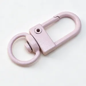 Gros plan sur la finition peinte rose pastel lisse d'un fermoir en alliage de zinc.