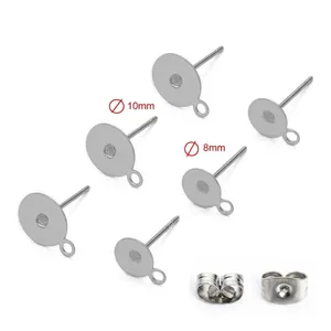 Detail van 8mm en 10mm platte oorbelstiften met lusjes en metalen stoppers