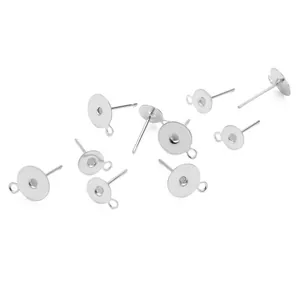 Gedetailleerd overzicht van zilveren oorknopjes met platte kop en lussen voor DIY-sieraden.