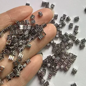 Vue détaillée de perles d'espacement carrées à trois lignes pour bijoux DIY.