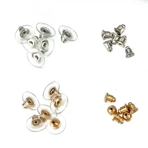 Primer plano de varios cierres de pendientes DIY en metal dorado y plateado.