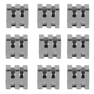 Détail de neuf perles d'espacement carrées à trois lignes pour bijoux DIY.