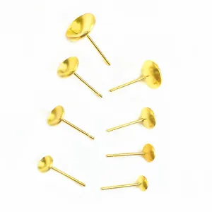 Vue détaillée de 8 supports de boucles d'oreilles DIY dorés avec bases en coupelle