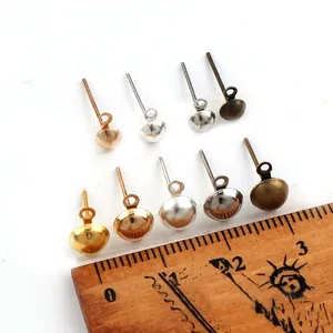 Detailansicht von DIY-Ohrstecker-Rohlingen in verschiedenen Metallic-Farben