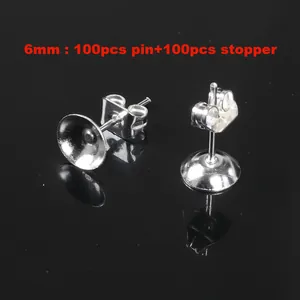 Gros plan de tiges de boucles d'oreilles 6mm et fermoirs papillon pour bijoux DIY
