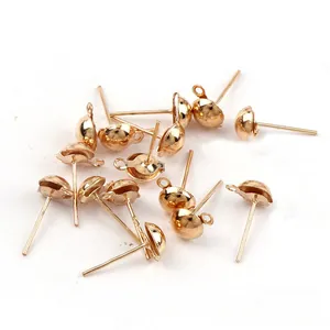 Nahaufnahme goldener halbrunder Ohrstecker mit kleiner Schlaufe für die DIY-Schmuckherstellung