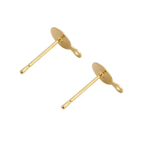 Detailansicht von S925 Ohrsteckern mit 18K Goldbeschichtung und Schlaufe für DIY-Schmuck.
