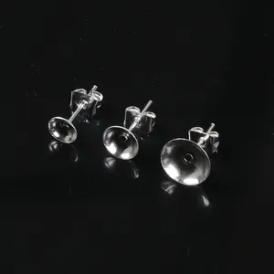 Détail de tiges de boucles d'oreilles argentées en forme de bol avec fermoirs papillon
