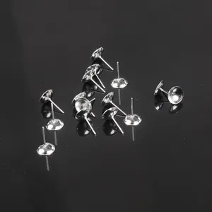 Vue détaillée de supports de boucles d'oreilles argentés pour création de bijoux