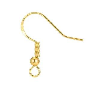 Vue détaillée d'un crochet d'oreille doré avec boule et ressort pour la création DIY