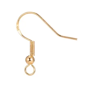 Vue macro d'un crochet d'oreille doré avec poinçon 925 et détail ressort