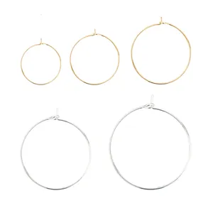 Detailansicht von vergoldeten und versilberten runden Ringen für Schmuck und Marker