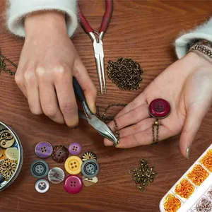 Vista detallada del proceso de creación de joyas DIY con alicates cierres y anillas