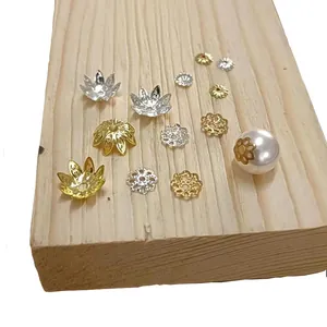 Coupelles à perles fleurs en métal or et argent pour la création de bijoux.