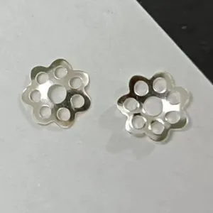 Vue détaillée de calottes de perles en forme de fleur argentée pour la création de bijoux DIY