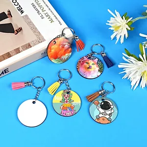 Λεπτομερής προβολή DIY στρογγυλών ξύλινων μπρελόκ εξάχνωσης με πολύχρωμες φούντες