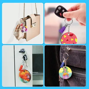 Λεπτομερής προβολή DIY ξύλινων μπρελόκ που χρησιμοποιούνται ως γούρια για τσάντες και κλειδιά