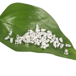 Hochwertige silberne Ohrmutter-Stecker auf einem grünen Blatt für individuelle DIY-Schmuckstücke