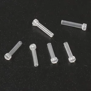 Vue macro des manchons de protection de tige d'oreille en PC transparent pour bijoux.