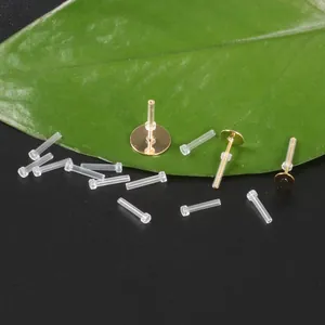 Gros plan sur les manchons de tiges de boucles d'oreilles en PC et les tiges dorées