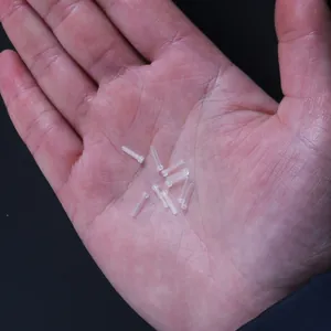 Vue détaillée de manchons de protection transparents pour tiges de boucles d'oreilles
