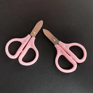 Vista dettagliata di due paia di mini forbici rosa con lame in acciaio inossidabile resistenti