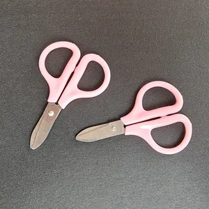 Dettaglio mini forbici rosa portatili in acciaio inox per scuola e hobby