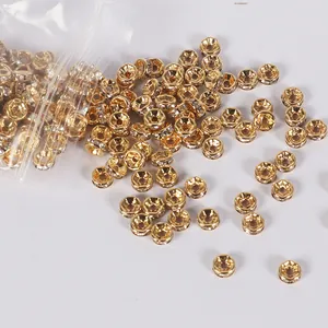 Detailansicht von 6mm goldenen Zirkon-Abstandshaltern für die DIY-Schmuckherstellung.