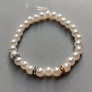 Nahaufnahme eines Perlenarmbands mit 6 mm Zirkonia-Abstandshaltern in Gold und Silber