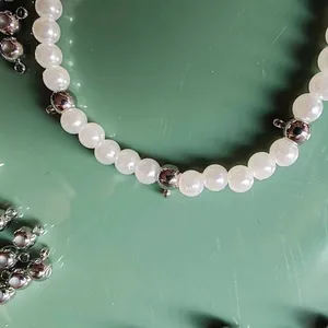 Vue détaillée de perles coulissantes argentées avec attaches pour bijoux en perles