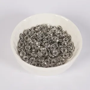 Nahaufnahme von 6 mm silbernen Abstandsperlen mit klaren Strasssteinen in einer Schale
