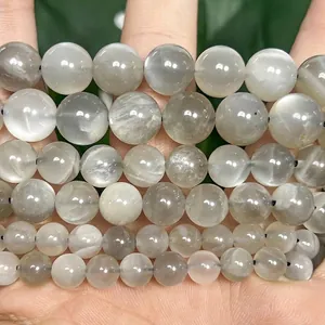Primer plano de cuentas redondas de piedra lunar plateada natural para DIY