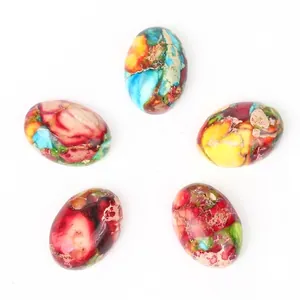 Gros plan détaillé de cabochons ovales en turquoise impériale colorée pour la bijouterie.
