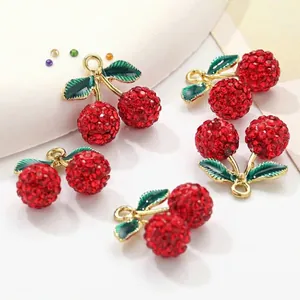 Makrodetail von roten Strass-Kirsch-Anhängern für DIY Halsketten und Ohrringe.