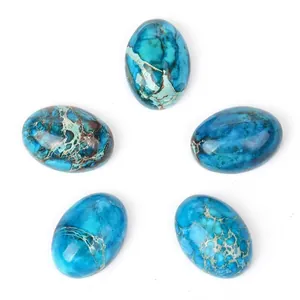Détail de cabochons ovales en turquoise empereur 10x14mm pour création de bijoux