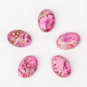 Gros plan détaillé de cabochons ovales en turquoise impériale rose à texture veinée