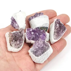 Dettaglio di ammassi di cristalli di ametista naturale grezza per aromaterapia.