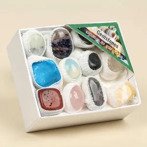 Detailansicht polierter natürlicher Edelsteine und Mineralien in einer Geschenkbox
