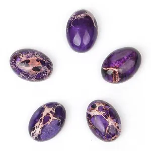 Vue macro de cinq cabochons ovales en pierre impériale violette avec veinage naturel