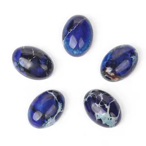 Vue rapprochée de cabochons ovales en turquoise impériale bleue avec veines naturelles