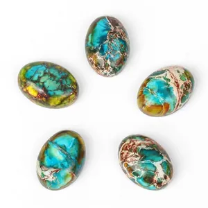 Vue macro détaillée de perles cabochons turquoise impériale ovales 10x14mm pour DIY
