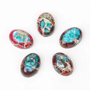 Gros plan de cabochons en turquoise impériale ovale avec des motifs colorés uniques