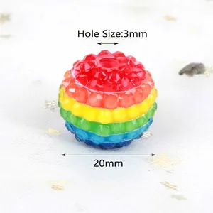 Dettaglio di una perla a sfera in strass di resina arcobaleno da 20mm per fai da te.