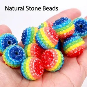 Primo piano di perle in resina arcobaleno da 20mm per la creazione di gioielli fai da te
