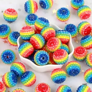 Dettaglio di vivaci perle in resina a righe arcobaleno da 20mm per gioielli fai da te