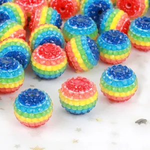 Primo piano di perline di strass in resina a strisce arcobaleno da 20 mm per fai da te.
