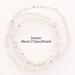 Dettaglio di perle cubiche in ematite argentata da 2x2mm per la creazione di gioielli