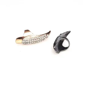Detailansicht von Adlerkrallen-Nagelringen mit Strasssteinen in Gold und Schwarz