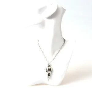 Collar con colgante de calavera de pájaro de metal estilo punk en maniquí